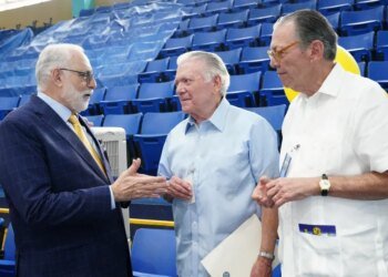 Vitelio deslumbra alabando al Club Mauricio Báez: ¡un tributo emocional!