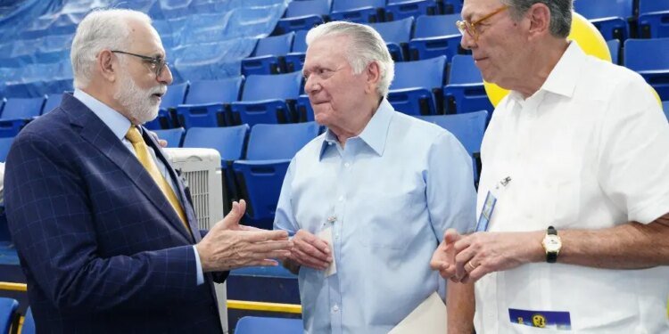 Vitelio deslumbra alabando al Club Mauricio Báez: ¡un tributo emocional!