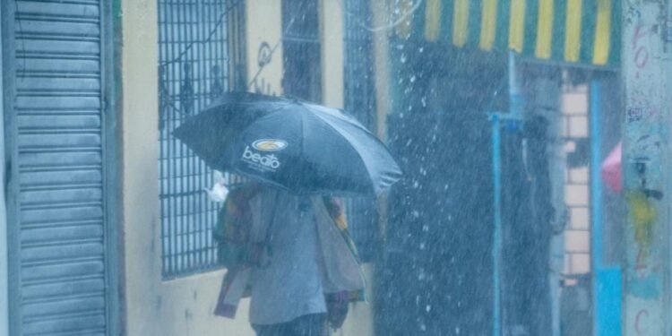 ¡ALERTA! Onda Tropical Azota República Dominicana con Fuertes Lluvias este Jueves