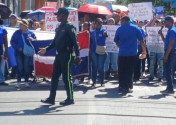 Paro en Las Carreras: Maestros banilejos dejan las aulas y toman las calles en demanda de justicia para su escuela