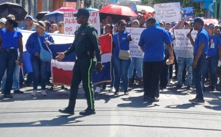 Paro en Las Carreras: Maestros banilejos dejan las aulas y toman las calles en demanda de justicia para su escuela