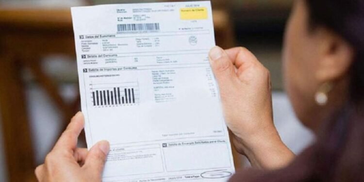 ¡En la oscuridad! Facturas astronómicas y apagones frecuentes exasperan a la población