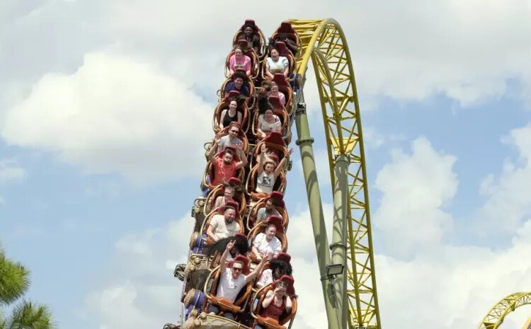Hombre con lesión en la columna muere en la montaña rusa de Universal Orlando, revela un informe