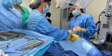 Una nueva melodía para la vida: cirugía milagrosa en HOMS devuelve la audición a una joven paciente