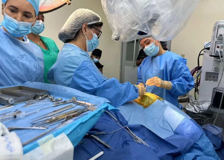 Una nueva melodía para la vida: cirugía milagrosa en HOMS devuelve la audición a una joven paciente