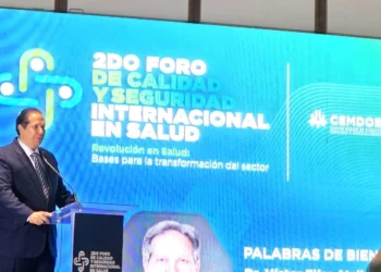 Ministro y líderes de salud destacan logros en calidad de atención y acreditaciones en foro CEMDOE