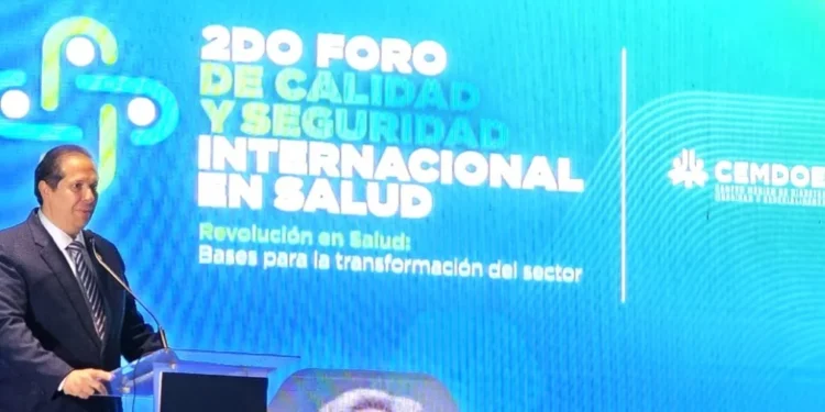 Ministro y líderes de salud destacan logros en calidad de atención y acreditaciones en foro CEMDOE