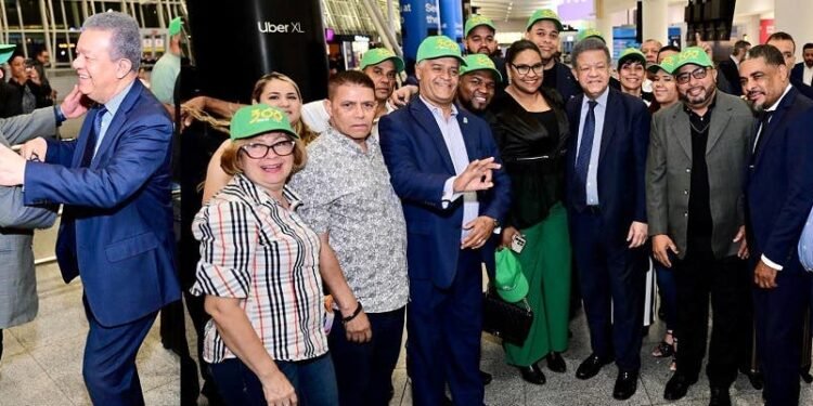 Leonel aterriza en NYC: «300» leales lo reciben con júbilo en la Gran Manzana