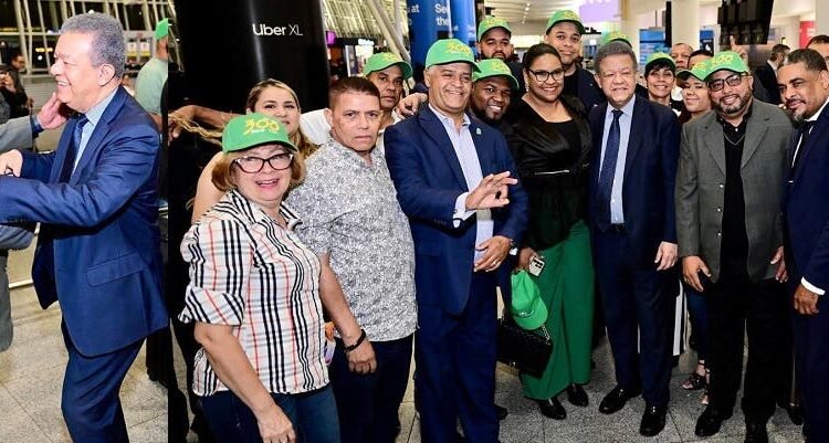Leonel aterriza en NYC: «300» leales lo reciben con júbilo en la Gran Manzana