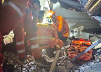 Indonesia: Internado colapsa con estudiantes en plena oración