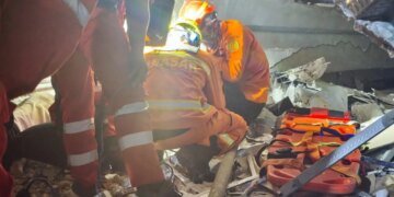 Indonesia: Internado colapsa con estudiantes en plena oración