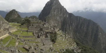 Bloqueos en vías férreas dejan a turistas varados en el camino a Machu todoor cierran el paso a la ciudadela inca