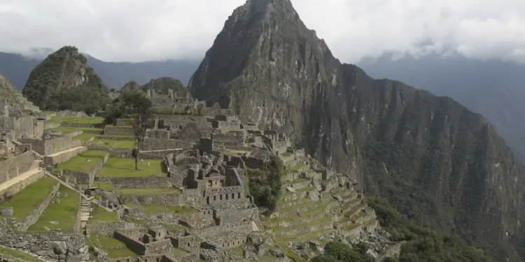 Bloqueos en vías férreas dejan a turistas varados en el camino a Machu todoor cierran el paso a la ciudadela inca