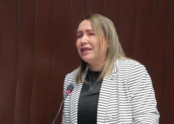 Diputada de Santiago estalla en lágrimas por brutales asesinatos de jóvenes a manos de la Policía Nacional