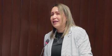 Diputada de Santiago estalla en lágrimas por brutales asesinatos de jóvenes a manos de la Policía Nacional