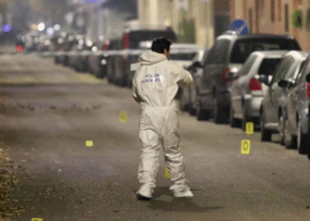 Mujer muere aplastada por vecino que intentaba suicidarse lanzándose desde un edificio