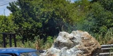 ¡TERCER derrumbe de rocas! Jarabacoa en peligro por su carretera