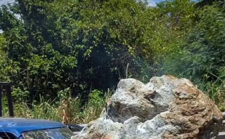 ¡TERCER derrumbe de rocas! Jarabacoa en peligro por su carretera