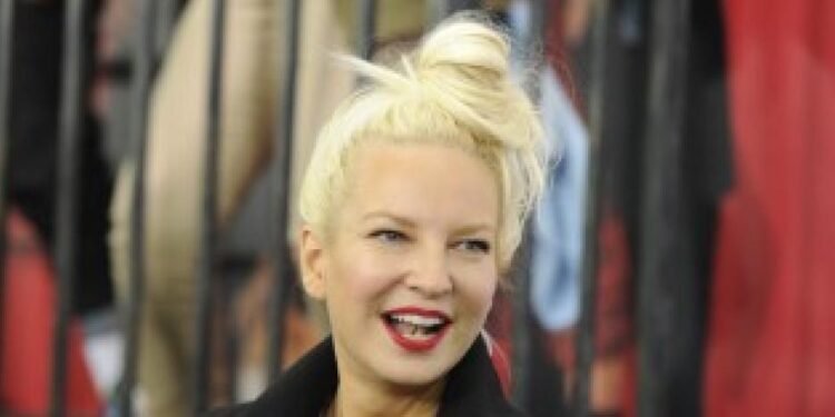 Escándalo: Ex de Sia exige $250K mensuales para mantener su ‘vida de lujo’