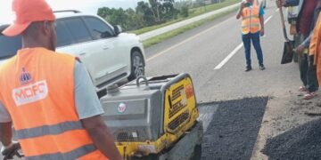 ¡Por fin! Obras Públicas arregla los baches de la Autopista Duarte