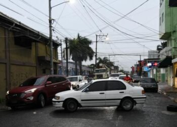 Desesperación por inundación: Vecino bloquea su calle para salvar su hogar