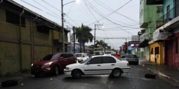 Desesperación por inundación: Vecino bloquea su calle para salvar su hogar
