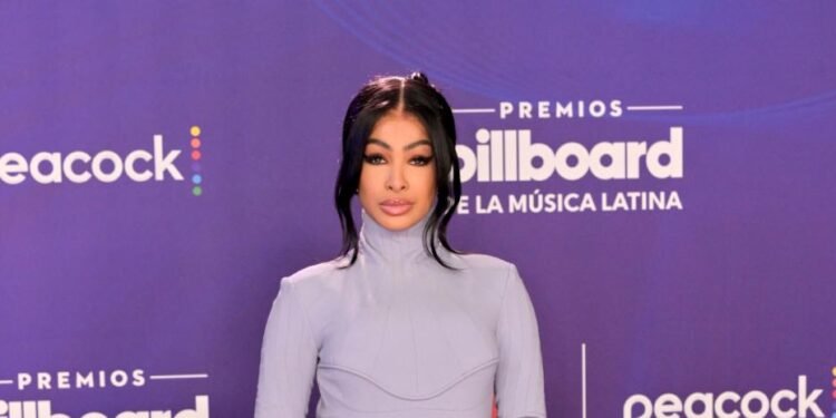 Latin Billboard 2025: Moda Multicolor y Audaz Deslumbra la Alfombra Azul