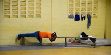 Huracán Melissa deja un rastro de destrucción: 3.760 desplazados y más de 700 viviendas devastadas, informa el COE