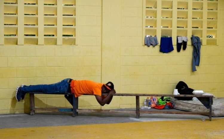 Huracán Melissa deja un rastro de destrucción: 3.760 desplazados y más de 700 viviendas devastadas, informa el COE