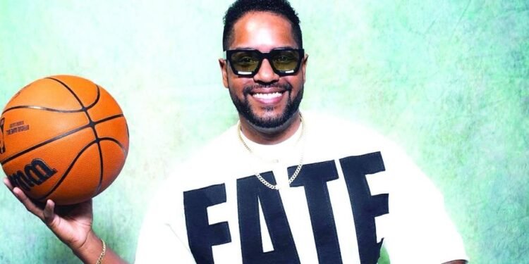 ¡Viral en la NBA! Joel Silverio, el dominicano que consolida su rol de animador estrella de los Hornets