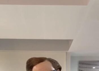 ¡Viral! Romeo Santos sorprende como Ace Ventura en Halloween para revelar su nuevo álbum