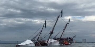 Hundimiento del Marigalante: Réplica de la Santa María de Colón se va a pique en México