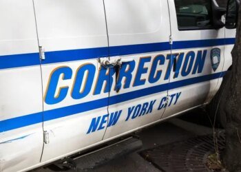 Preso dispara y hiere a persona en vehículo en NY: Alerta máxima