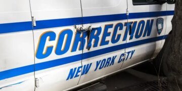 Preso dispara y hiere a persona en vehículo en NY: Alerta máxima