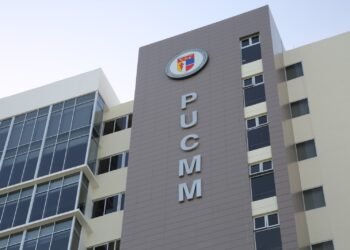 Pucmm Alerta: La dependencia de ChatGPT anula el pensamiento crítico y dispara la procrastinación en universitarios