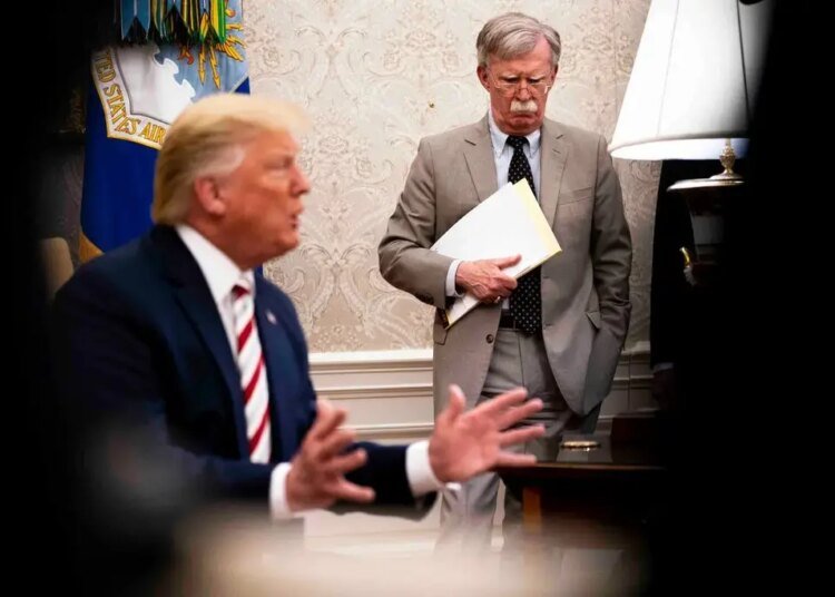 ¿Bolton: La pieza que acelera el cerco final de Trump a sus críticos