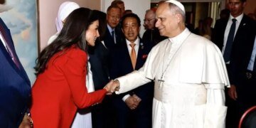 Reina Letizia y Papa XIV Sacuden al Mundo: ‘El Hambre, Arma de Guerra’