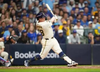 ¡Jonrones de Impacto Catapultan a Cerveceros a la Final!