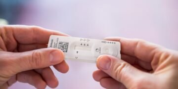 Prueba rápida doble: Detecta COVID-19 e Influenza A/B al instante