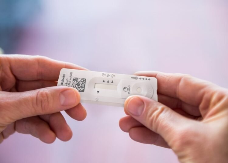 Prueba rápida doble: Detecta COVID-19 e Influenza A/B al instante