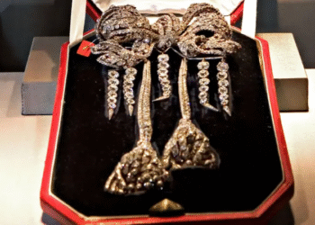 Así fue el robo al Louvre: El minuto a minuto del asalto y las joyas millonarias que se llevaron