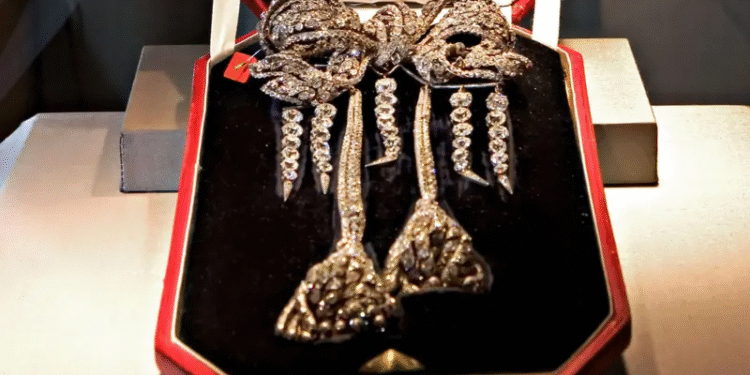 Así fue el robo al Louvre: El minuto a minuto del asalto y las joyas millonarias que se llevaron