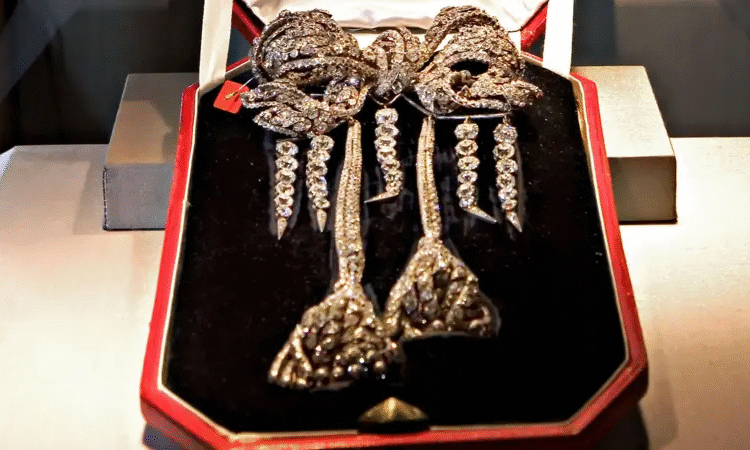 Así fue el robo al Louvre: El minuto a minuto del asalto y las joyas millonarias que se llevaron