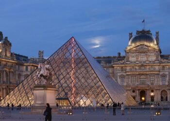 Seguridad del Louvre en entredicho: Robo de joyas históricas sacude a Francia