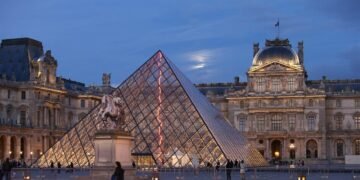 Seguridad del Louvre en entredicho: Robo de joyas históricas sacude a Francia