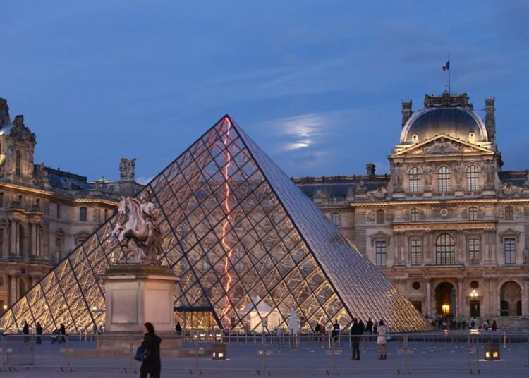 Seguridad del Louvre en entredicho: Robo de joyas históricas sacude a Francia