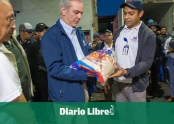 Abinader al frente por Tormenta Melissa: supervisa entrega clave de alimentos