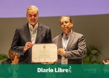 ¡Orgullo! Abinader Recibe el Prestigioso Galardón «Egresado Distinguido» del Loyola