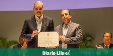¡Orgullo! Abinader Recibe el Prestigioso Galardón «Egresado Distinguido» del Loyola