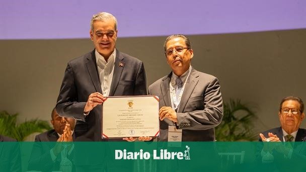 ¡Orgullo! Abinader Recibe el Prestigioso Galardón «Egresado Distinguido» del Loyola
